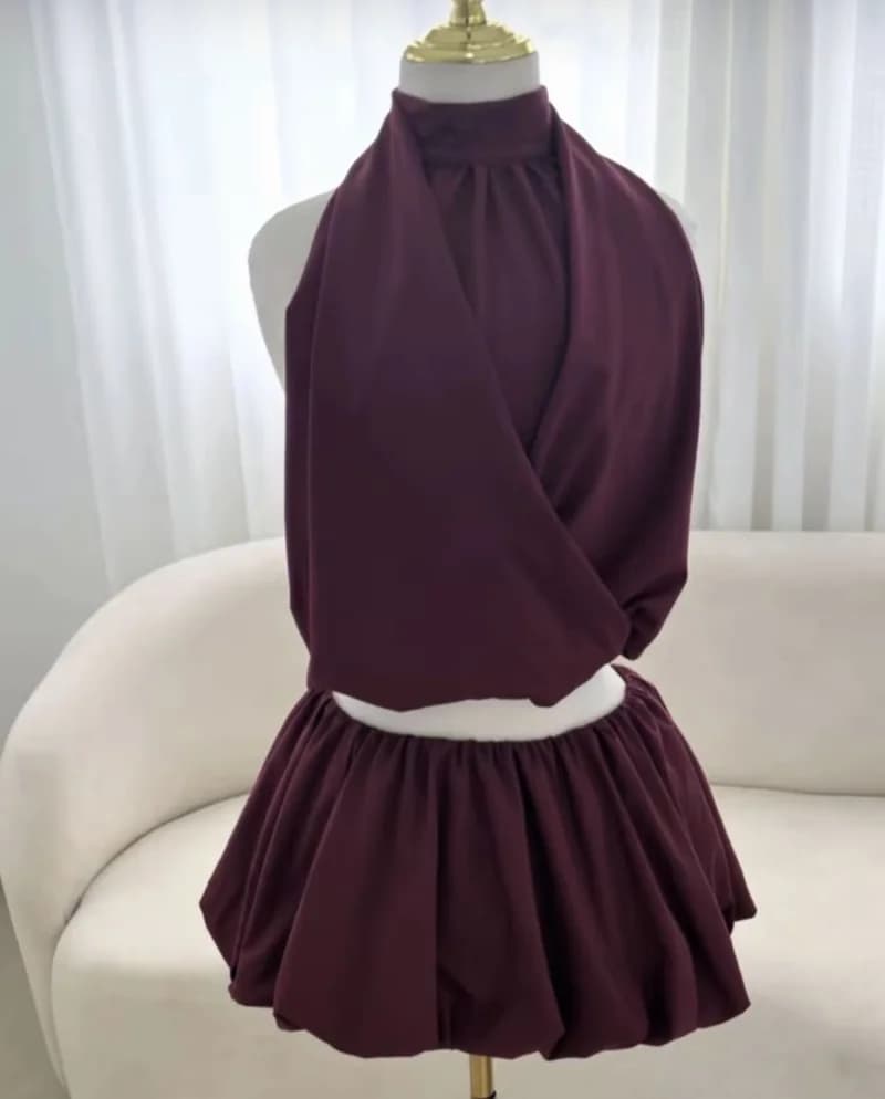 Conjunto halter con falda globo color vino en maniquí